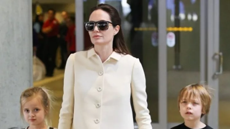 Η Angelina Jolie και τα δίδυμα παιδιά της στο αεροδρόμιο